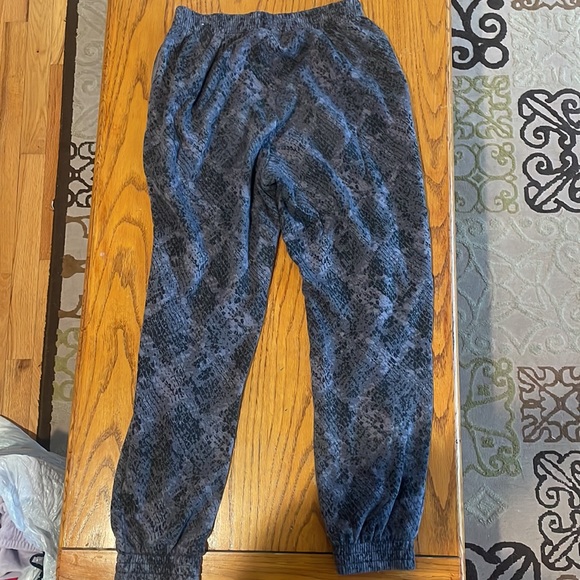 Victoria’s Secret PINK gray joggers. Size medium. - Picture 2 of 4